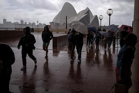 BERPAYUNG: Menjelang tengah hari semalam, Sydney mencatat sekitar 2,213mm hujan bagi tahun ini, melepasi rekod yang dicatat sebelum ini iaitu sebanyak 2,194mm hujan pada 1950. - Foto EPA-EFE