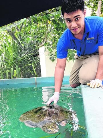 PULIHARA KEHIDUPAN LAUT: Encik Rushan Abdul Rahman jatuh cinta dengan usaha memulihara penyu laut semasa menjalani latihan sambil belajar di Maldives. Beliau kini menjalankan kajian di peringkat PhD dalam bidang pemuliharaan penyu laut di Universiti 
