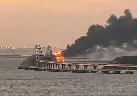 ALAMI KEROSAKAN: Kebakaran di jambatan Selat Kerch, satu-satunya laluan yang menghubungkan Crimea dengan Russia, menyebabkan sebahagian jambatan itu jatuh ke laut dan membunuh sekurang-kurangnya tiga orang. - Foto AFP