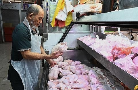KURANGKAN PESANAN: Peniaga ayam, Encik Hashim Abbas mengambil pendekatan berhati-hati terutama dari segi ayam yang ditempah. - Foto BH oleh KHALID BABA