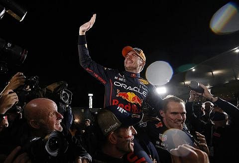JUARA LAGI: Verstappen menyambut kejuaraan dunia kedua berturut-turutnya dalam F1 bersama pasukan Red Bull di akhir perlumbaan di Suzuka, Jepun, kelmarin. - Foto REUTERS