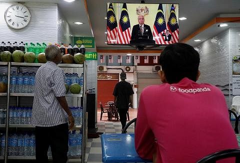 PERUTUSAN KHAS: Pelanggan di sebuah kedai makan di Kuala Lumpur menonton perutusan khas Perdana Menteri, Datuk Seri Ismail Sabri Yaakob, yang disiarkan secara langsung ke seluruh Malaysia menerusi siaran televisyen dan media dalam talian pada 3 petan