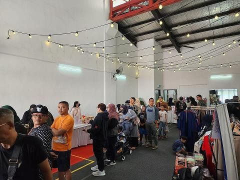 USAHA MULA: Anjuran pasar lambak Fleamart Bou@Filloz yang diadakan di 47 Kaki Bukit Road 2 pada 25 September lalu mendapat sambutan baik yang mendorong Khairudin dan tiga rakan peniaga untuk mengadakannya di Wisma Geylang Serai dengan penyertaan lebi