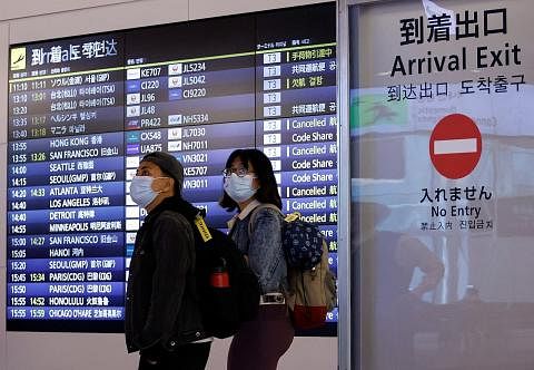 MULA TIBA: Pelancong asing yang tiba di Lapangan Terbang Antarabangsa Haneda Tokyo semalam. - Foto REUTERS