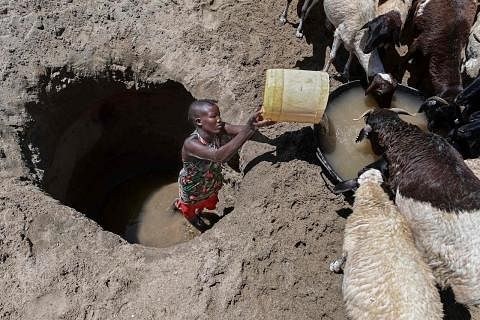 CUACA KERING: Seorang wanita daripada masyarakat Turkana, Kenya mengambil air daripada perigi. - Foto AFP