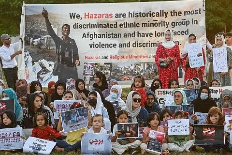 BANTAHAN: Anggota masyarakat Hazara di Afghanistan mengadakan bantahan beberapa hari lalu. AS semalam umumkan sekatan baru terhadap Taleban sebagai hukuman di atas perlakuan penindasan terhadap wanita dan remaja perempuan di Afghanistan. - Foto AFP