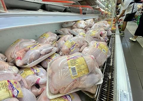 KEMBALI DIJUAL: Ayam segar dari Malaysia mula dijual di beberapa pasar raya, seperti FairPrice Xtra di pusat beli-belah Nex, semalam. - Foto BH oleh DESMOND FOO