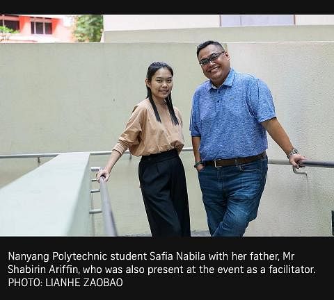 SUMBANG IDEA: Encik Shabirin Ariffin dan anaknya Safia Nabila terlibat dalam satu sesi perbincangan dalam perbincangan Melakar Hala Tuju Singapura baru-baru ini. - Foto ZAOBAO