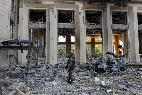 SERANG BALAS: Serangan oleh tentera Ukraine merosakkan bangunan pentadbiran di bandar Donetsk yang diduduki golongan pemisah yang disokong Russia. - Foto REUTERS