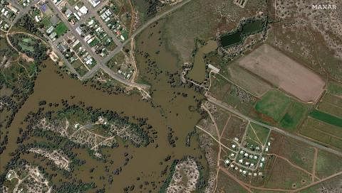 BANJIR: Gambar satelit menunjukkan jalan raya yang banjir di Brewarrina, Australia pada 15 Oktober lalu. - Foto REUTERS