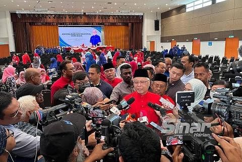 DAPAT SOKONGAN: Perdana Menteri Malaysia, Datuk Seri Ismail Sabri Yaacob, ketika ditemui wartawan selepas merasmikan Majlis Pelancaran Jentera Pilihan Raya BN P.090 Bera di Dewan Konvensyen Majlis Daerah Bera, Pahang, pada Ahad lalu. Sejumlah 152 Bah