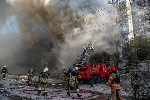 PADAMKAN KEBAKARAN: Anggota bomba memadamkan api selepas serangan dron dan peluru berpandu Russia terkena bangunan kediaman dan fasiliti kuasa di Kyiv. - Foto REUTERS