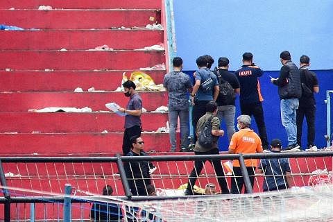 AKAN IKUT PIAWAIAN: Pegawai polis Indonesia menjalankan siasatan dalam Stadium Kanjuruhan di Malang pada 13 Oktober, menyusuli rempuhan maut selepas satu perlawanan awal bulan ini. - Foto AFP
