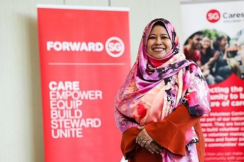 BANTU GOLONGAN MEMERLUKAN: Cik Sarimah, antara peserta dalam sesi rangkaian SG Cares semalam berkata ia amat penting untuk masyarakat bekerja sama untuk memberi sokongan yang kukuh untuk kanak-kanak generasi hari ini. - Foto ZAOBAO