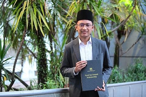 MAHU GUBAL DASAR: Encik Hakeem, yang menerima Biasiswa Syed Isa Semait kelmarin, prihatin dengan isu sosial yang membelenggu masyarakat kontemporari.