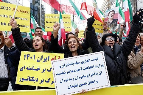 PROTES MELETUS: Penunjuk perasaan semasa sidang kemuncak Kesatuan Eropah (EU) di Brussels, Belgium kelmarin bagi menyokong penentang Iran.