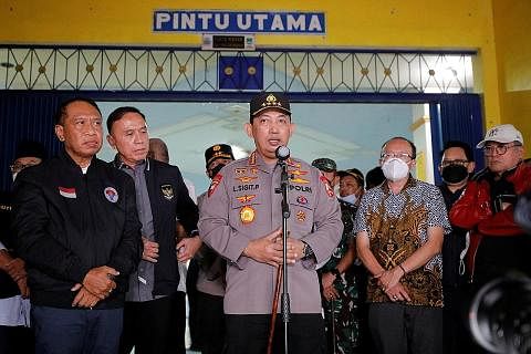 HADAPI CABARAN BESAR: Ketua Polis Indonesia, Jenderal Listyo Sigit Prabowo, semasa bertemu pihak media di Stadium Kanjuruhan selepas mengadakan lawatan bagi meninjau keadaan selepas tragedi mengakibatkan lebih 130 orang maut dan sekitar 600 cedera. -