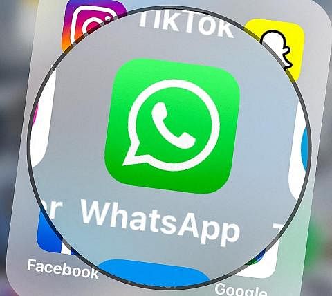 KHIDMAT TERJEJAS: Pengguna terjejas tidak dapat menghantar dan menerima mesej pada platform WhatsApp. - Foto BH oleh BENJAMIN SEETOR