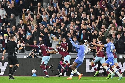 KONTROVERSI: Zouma (dua dari kiri) meraikan golnya, sementara pemain Bournemouth (kanan) membantah kepada pengadil bahawa bola terkena tangan seorang pemain West Ham sebelum ia mencecah jaring gawang. - Foto AFP