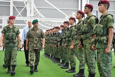 KUNJUNGI KEM: Sultan Abdullah diiringi Dr Ng Eng Hen memeriksa barisan pengawal yang menyambut kunjungan beliau di Kem Pasir Ris SAF semalam. - Foto MINDEF