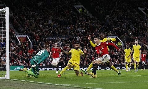 GOL KE-701: Cristiano Ronaldo (kanan) menjaringkan gol ke-701 dalam kerjayanya dan gol ketiga Manchester United dalam perlawanan menentang Sheriff Tiraspol di Old Trafford. - Foto REUTERS.