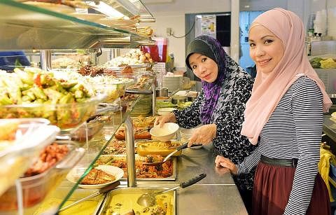 TEBAR SAYAP: Cik Mastura (kanan) berkata langkah membuka tujuh gerai 'mini' di serata Singapura itu bertujuan memastikan pelanggan tidak perlu ke dua restoran Hajah Maimunah - di Jalan Pisang dan Joo Chiat - untuk mendapatkan makanan kegemaran mereka