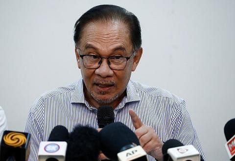 KEPUTUSAN: Pengerusi Pakatan Harapan (PH), Datuk Seri Anwar Ibrahim, berkata pembahagian kerusi dibuat hasil perbincangan antara pimpinan tertinggi PH. - Foto REUTERS