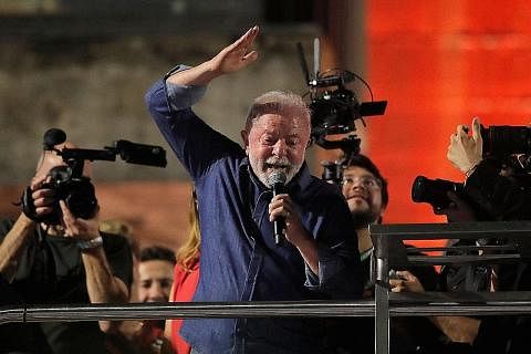 PRESIDEN BARU: Encik Luiz Inacio Lula da Silva bertemu penyokong di Sao Paulo, Brazil. - Foto AFP