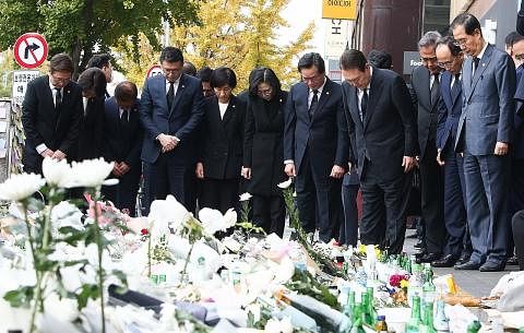 BERI PENHORMATAN: Presiden Korea Selatan, Encik Yoon Suk-Yeol (empat dari kanan), semalam memberi penghormatan kepada mangsa rempuhan semasa sambutan Halloween hujung minggu lalu. - Foto EPA-EFE