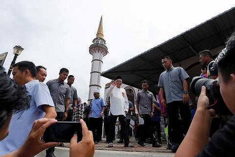 CALON PERDANA MENTERI BN: Perdana Menteri, Datuk Seri Ismail Sabri Yaakob (berbaju putih) selepas menunaikan solat jumaat di Masjid Darul Fikri, Bera, Pahang. semalam, sehari sebelum hari penamaan calon. Beliau merupakan penyandang Ahli Parlimen Bera
