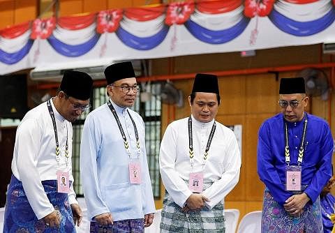CALON YANG BERTANDING: Datuk Seri Ahmad Faizal (kiri) dan Datuk Seri Anwar Ibrahim (dua dari kiri), bersama calon lain bagi kerusi parlimen di Tambun di pusat penamaan calon pada 5 November. - Foto REUTERS SOKONG PARTI: Penyokong Perikatan Nasional d