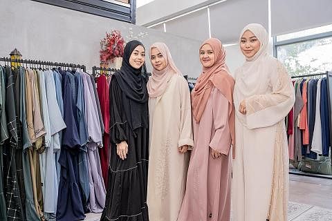 DEMI WANITA: Ustazah Liyana Musfirah (kanan) bergabung dengan pemilik syarikat fesyen baju tempatan, By Marlena, untuk menghasilkan rekaan baju abaya khas, yang hasil kemudian disalurkan untuk membiayai kos terapi kaum wanita yang memerlukan tetapi k