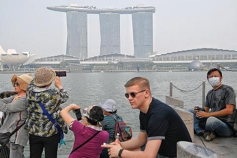 GST: Pelancong dan warga asing di Singapura membayar separuh GST di sini. - Foto fail