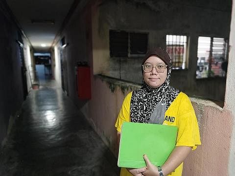 HARAPAN PENDUDUK GOMBAK: Cik Nurul Aini merupakan antara penduduk Selangor yang berharap keadaan hidup mereka yang tinggal di pangsapuri kos rendah dapat dipertingkat. - Foto BH oleh NORMAN SAWI