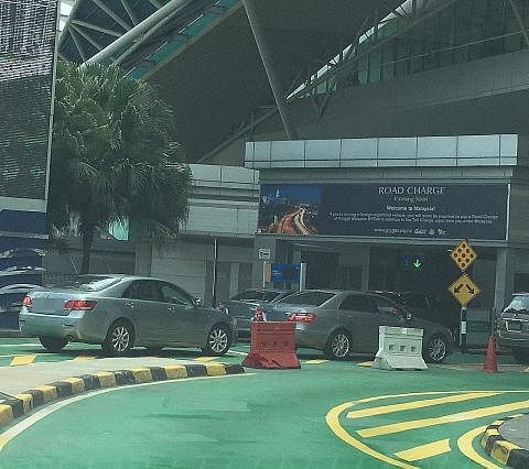 MAHU LANCARKAN LALUAN: Kerja menaik taraf sedang dijalankan di CIQ Bangunan Sultan Iskandar untuk melancarkan laluan sempadan di Tambak Johor. - Foto fail