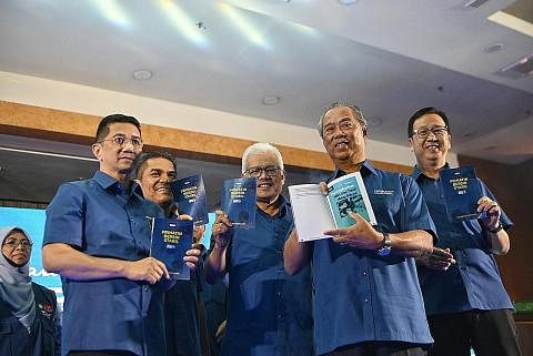 YAKIN MENANG: Pengerusi Perikatan Nasional (PN) yang juga Presiden Parti Pribumi Bersatu Malaysia (Bersatu), Tan Sri Muhyiddin Yassin (dua dari kanan), bersama pucuk pimpinan Bersatu melancarkan Manifesto PN di Glenmarie Hotel & Golf Resort, Shah Ala