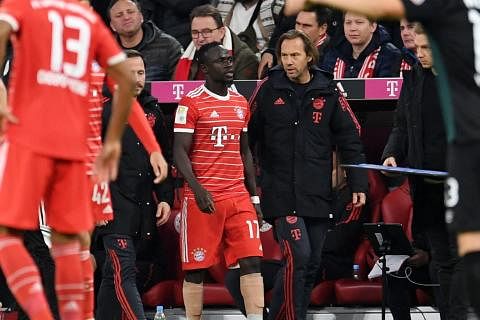 DIGANTI KERANA CEDERA: Sadio Mane (jersi merah) meninggalkan padang pada minit ke-20 akibat kecederaan lutut dalam perlawanan Bayern Munich menentang Werder Bremen. – Foto REUTERS