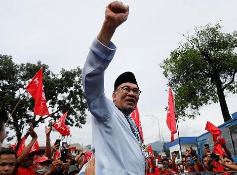DEKATI RAKYAT: Selain memperjuang dasar berbilang kaum, Datuk Seri Anwar Ibrahim, calon Pakatan Harapan untuk jawatan Perdana Menteri, juga berkempen dengan ikrar membersihkan kerajaan daripada rasuah. - Foto REUTERS