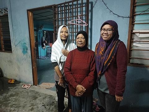 CEMAS DEK BAH: Penduduk Kampung Chepor di Ipoh, Perak (dari kiri), Cik Syamimi Sharudin; ibunya, Cik Suminam Sarmoh; dan jiran mereka, Cik Nur Zalikha Zainal Abidin mengakui terkejut apabila air Sungai Chepor yang berdekatan melimpah ke rumah mereka 