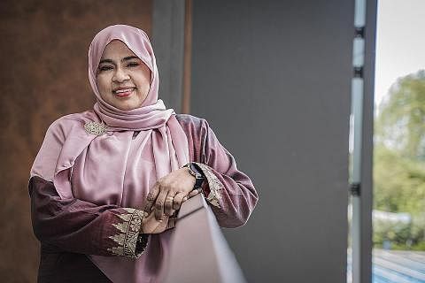 FAHAM KESUKARAN PELAJAR: Dr Zainaba Omar menggunakan kaedah penterjemahan melalui permainan untuk menarik minat pelajar kepada bahasa Melayu. - Foto BH oleh NUR DIYANA TAHA