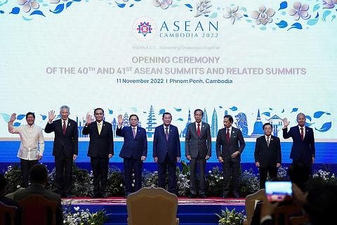 IKATAN SERANTAU: Para pemimpin Asean termasuk Perdana Menteri Encik Lee Hsien Loong (dua dari kiri) bergambar di hari pertama majlis pelancaran Puncak Asean di Phnom Penh, Kemboja semalam. - Foto REUTERS