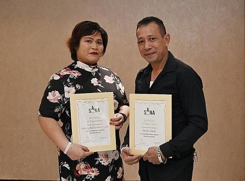 SUMBANGAN DIHARGAI: Encik Alif Harith dan Cik Norlinda Mohamad Yusof menerima anugerah Pemimpin Rakan Sebaya Persatuan Anti-Narkotik Singapura (Sana) semalam. - Foto BH oleh KHALID BABA