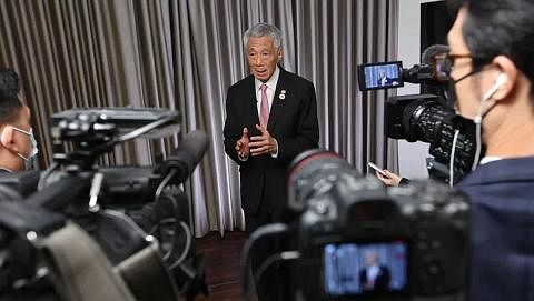 BERI PANDANGAN: Perdana Menteri, Encik Lee Hsien Loong, menjawab soalan media Singapura pada penutup sidang kemuncak Asean yang diadakan di ibu negara Kemboja, Phnom Penh, semalam. - Foto MCI