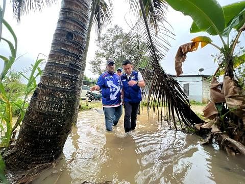 TANGGUH KEMPEN UNTUK HULUR BANTUAN: Encik Chua bersama pasukan sukarelawan meninjau kawasan yang terjejas dengan banjir kilat di Kulai, Johor. - Foto FACEBOOK ENCIK CHUA JIAN BOON