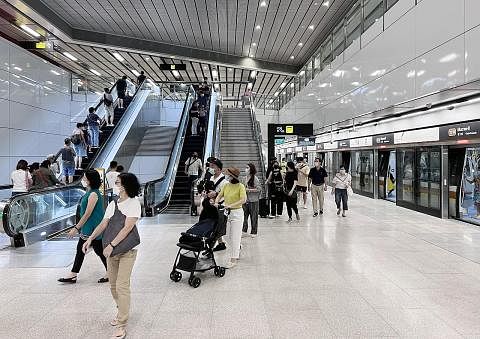 SENANG KE MANA-MANA: Para penumpang di stesen MRT Maxwell, iaitu antara 11 stesen baru sepanjang Laluan Thomson-East Coast, semalam. - Foto BH oleh ALPHONSUS CHERN