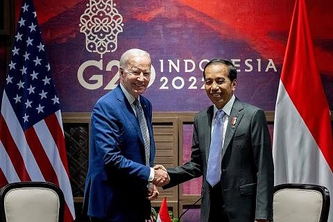 CAPAI PERJANJIAN: Encik Biden dan Encik Jokowi bertemu di The Apurva Kempinski di Nusa Dua, Bali tengah hari semalam. - Foto AFP