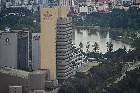 GOLDEN MILE TOWER: Bangunan ini berpotensi tinggi untuk pembangunan semula disebabkan oleh peremajaan kawasan Beach Road. - Foto BH oleh CHONG JUN LIANG