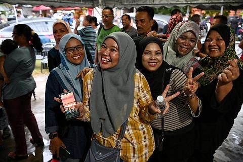 BUKAN CALON TAPI PENYOKONG WANITA: Kami sokong PN! Para penyokong penyandang kawasan Parlimen Tambun, Datuk Seri Ahmad Faizal Azumu, dari Bersatu. - Foto BH oleh KUA CHEE SIONG