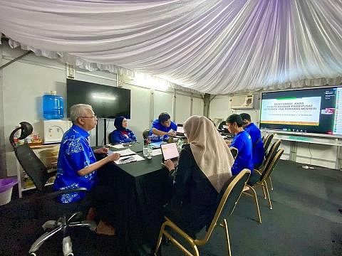 USAHA TANGANI BANJIR: Datuk Seri Ismail Sabri Yaakob (kiri) mengetuai mesyuarat khas untuk menyelaraskan operasi Pusat Kawalan Operasi Bencana (PKOB) bersama agensi berkaitan bagi menangani banjir di beberapa negeri. - Foto TWITTER / ISMAIL SABRI YAA