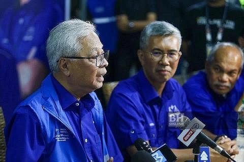 BERI KEYAKINAN KEPADA PENGUNDI: Datuk Seri Ismail Sabri Yacob (kiri) diiiringi Menteri Kewangan, yang juga calon Barisan Nasional (BN) bagi kerusi parlimen Kuala Selangor, Tengku Datuk Seri Zafrul Tengku Abdul Aziz, (tengah) bersama-sama seorang lagi